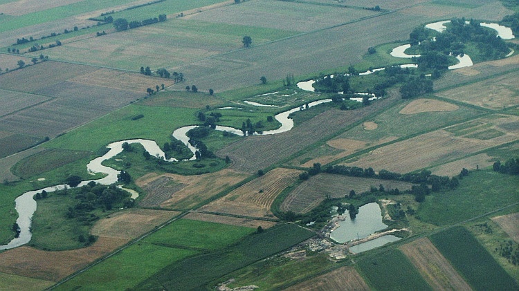 Wir überfliegen einen Nebenfluss der Warta