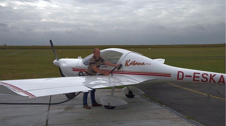 Tiefe Wolken und Regen: Warten und Kaffeetrinken ist angesagt