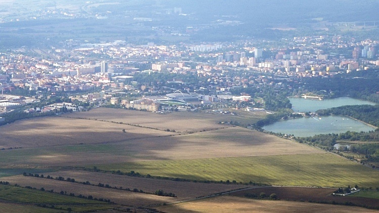 Chomutov (Komotau), rechts im Hintergrund der Alaunsee