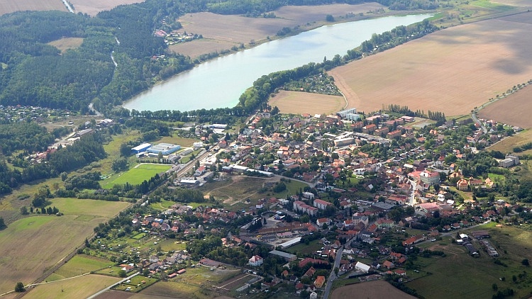 Jesenice liegt etwa zwischen Saaz und Pilsen